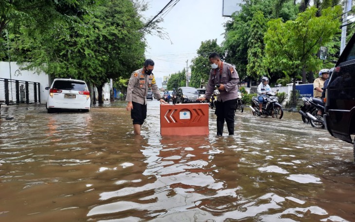 Kapolres Pekalongan Kota  AKBP M Irwan Susanto S.I.K,SH,MH langsung terjun ke lokasi untuk memberikan tanda peringatan dan mengurai arus lalu lintas, jalan agar tak membahayakan pengguna jalan, Senin (8/2/2021).