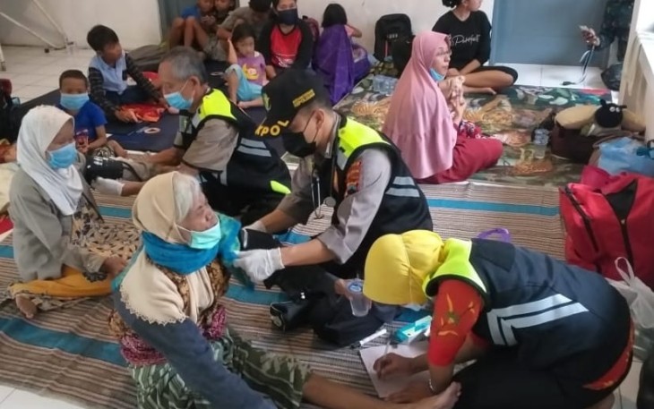 Urkes Polres Pekalongan, Senin (08/02/2021) memberikan pelayanan Kesehatan gratis kepada korban banjir di wilayah Kab. Pekalongan