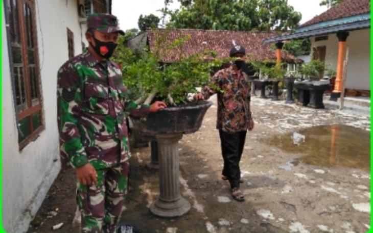 Serma Suharyono Babinsa  Desa Banyurip koramil 09/sambungmacan melaksanakan komunikasi sosial  dengan  Bapak Rohmad  warga Dukuh. Depokan  RT. 06 Desa Banyurip.