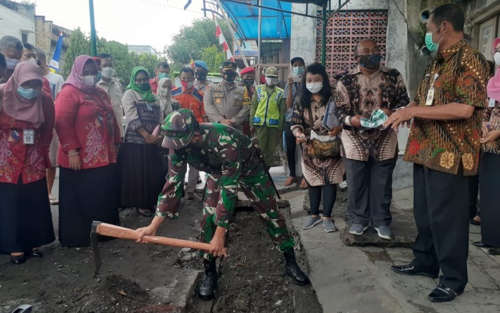 Kodim 0735/Surakarta bekerja sama dengan pemerintah kota Surakarta melaksanakan kegiatan pembukaan Karya Bakti Daerah Tahap I Kelurahan Gandekan Kecamatan Jebres Kota Surakarta Tahun 2021