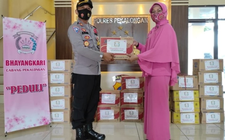 Bhayangkari Cabang Pekalongan berikan bantuan kepada warga yang terkena dampak Banjir di wilayah Kabupaten Pekalongan