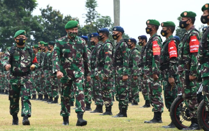 Kasdam IV/Diponegoro Brigjen TNI Widi Prasetijono mewakili Pangdam IV/Diponegoro memimpin Apel Gelar Kesiapan Tenaga Vaksinator dan Tracer Covid-19 di Lapangan Makodam IV/Dip Jl Perintis Kemerdekaan Watugong Semarang 