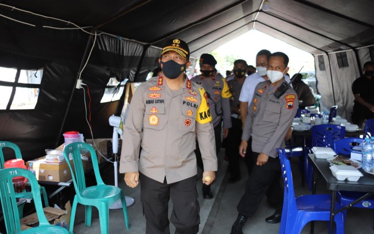 Kapolda Jawa Tengah Irjen Pol Drs Ahmad Lutfi Siang ini mengunjungi posko siaga bencana banjir dan dapur umum  di kelurahan Kaligawe Kecamatan Gayamsari, Semarang jumat (12/2/2021).