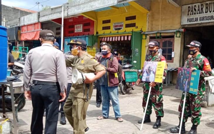 Satgas Covid-19 tingkat kecamatan tak kenal lelah terus memberikan himbauan 5 M (Memakai Masker, Mencuci Tangan, Menjaga Jarak, Menghindari Kerumunan dan Mengurangi Mobilitas di Luar Rumah), Minggu (14/02).