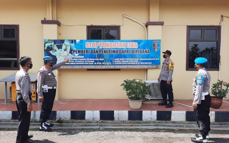Kepala Kepolisian Resor (Polres) Pekalongan AKBP Darno SH SIK Melalui Kasi Propam Iptu Mustajab Mengimbau Agar Masyarakat Luas Ikut Mengawasi Kinerja Anggota Kepolisian