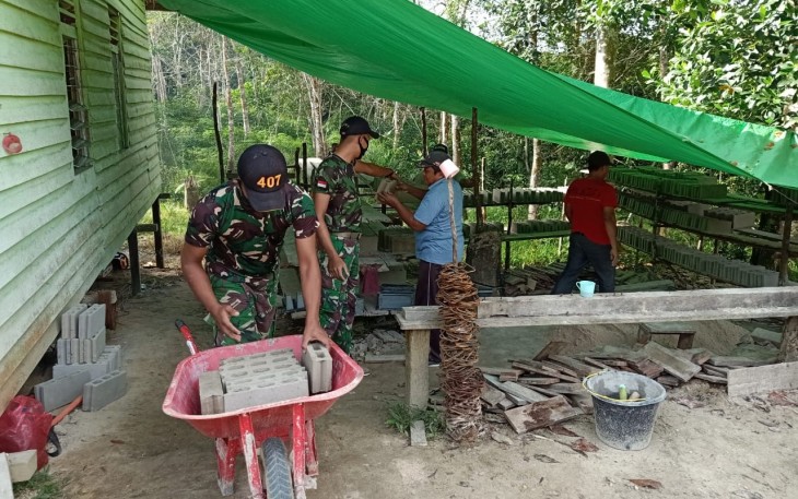 Satuan tugas (Satgas) pengamanan perbatasan (Pamtas) RI-Malaysia (MLY) Yonif 407/Padmakusuma bersama warga merenovasi Gereja Riam sejawak, di Desa Riam Sejawak, Kecamatan Ketungau Hulu, Kabupaten Sintang, Kalbar.