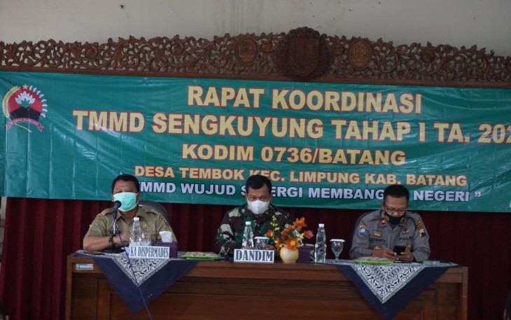 Menjelang Pembukaan TNI Manunggal Membangun Desa (TMMD) Sengkuyung Tahap I Tahun 2021, Kodim 0736/Batang menggelar rapat koordinasi (Rakor) bersama dinas terkait di Aula Dispermades Kabupaten Batang