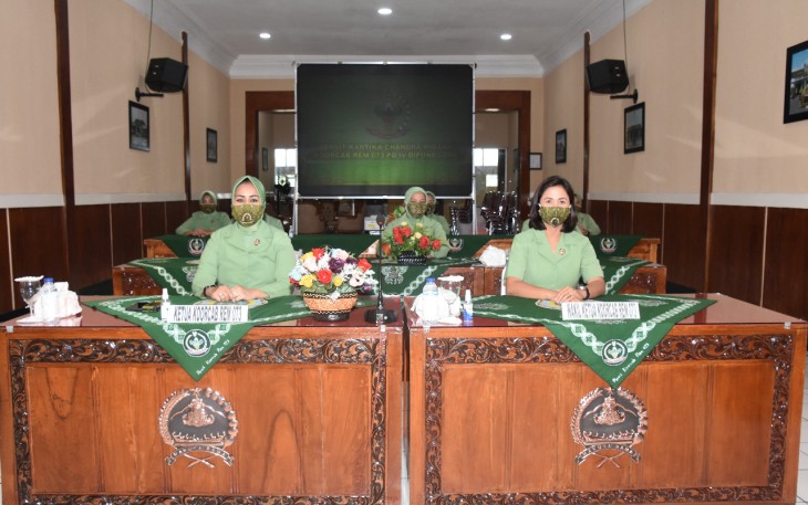 Ketua Persit Kartika Chandra Kirana (KCK) Koorcabrem 073/Makutarama PD IV Diponegoro Ny Dyah Ari Yulianto yang didampingi wakil ketua serta pengurus Koorcabrem 073/Makutarama mengikuti Virtual Talk Show 