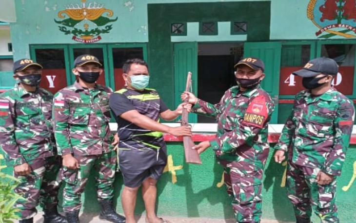 Satuan Tugas Pengamanan Perbatasan (Satgas Pamtas) RI-MLY Yonif 407/PK menerima satu pucuk senjata laras panjang jenis Lantak milik seorang warga Desa Sungai Antu Kecamatan Puring Kencana Kabupaten Kapuas Hulu Kalimantan Barat