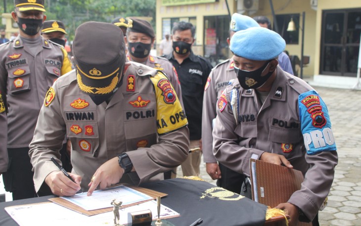 Kapolres Pekalongan Kota Polda Jateng AKBP M Irwan Susanto SIK SH MH menandatangani Pakta Pembangunan Zona Integritas yang ditandatangani Forkompimda tokoh agama tokoh masyarakat dan LSM sebagai saksi