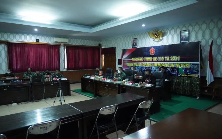 Komandan Korem 071/Wijayakusuma, Kolonel Inf Dwi Lagan Safrudin, S.I.P., selaku PKP (Penanggungjawab Keberhasilan Pelaksanaan) mengikuti Video Conference (Vicon) rapat koordinasi Tentara Manunggal Membangun Desa (TMMD) Ke-110 Tahun 2021, Kamis (18/2/2021) di Aula Jenderal Sudirman Makorem 071/Wijayakusuma, Sokaraja, Banyumas.