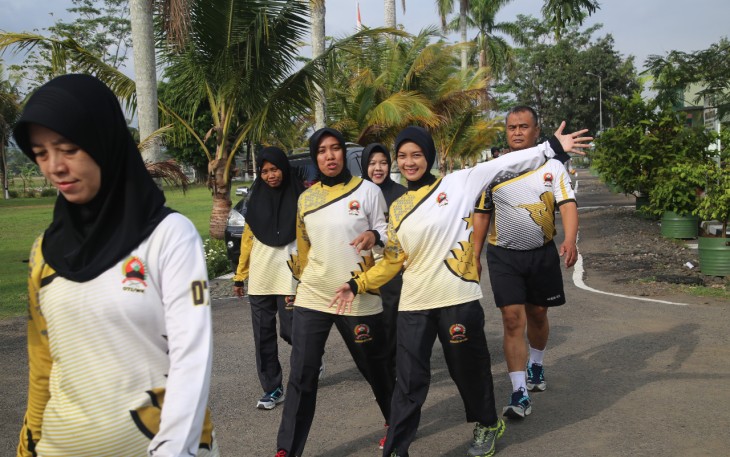 Prajurit dan PNS Korem 071/Wijayakusuma secara rutin melaksanakan olahraga. Kegiatan dilakukan di lingkungan ksatrian Makorem 071/Wijayakusuma, Sokaraja, Banyumas. Selasa (16/2/2021).