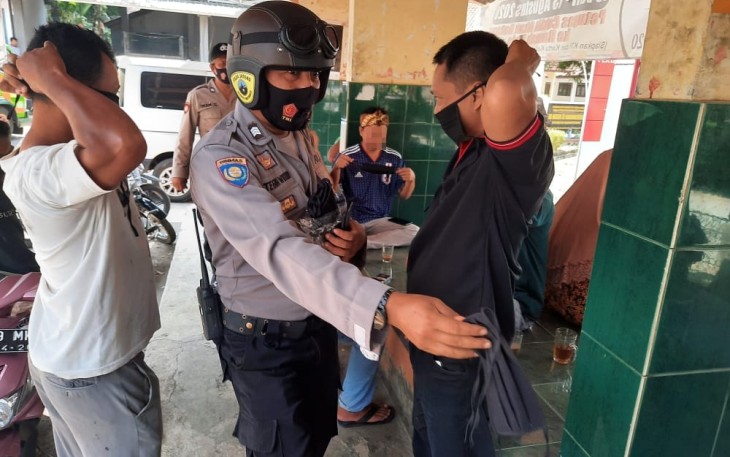 Anggota Bhabinkmamtibmas Polres Pekalongan berikan masker kepada masyarakat