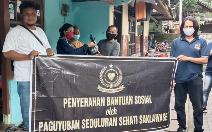 Penyerahan bantuan sembako oleh Paguyuban Seduluran Sehati Saklawase untuk warga terdampak Covid -19 di kawasan Kelurahan Joglo Kecamatan Banjarsari Kota Solo Jawa Tengah
