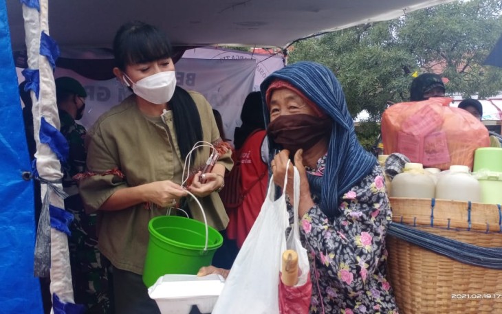 Satlantas Polrestabes Semarang dan PSMTI Paguyuban Sosial Marga Tionghoa Indonesia, membagikan makan malam gratis bersama 8 Komunitas Kota Semarang, Jumat (19/02/2021).