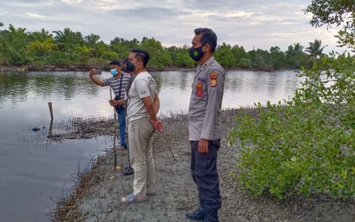Polisi Evakuasi Penemuan Mayat Tanpa Busana di Kampung Bahari 