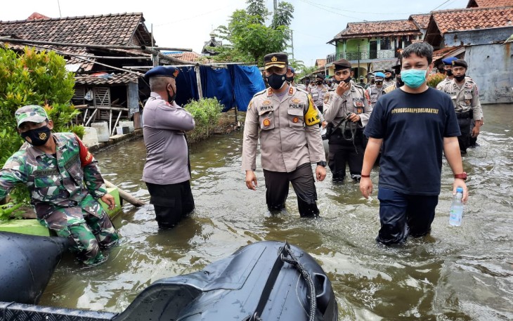 Personel TNI-Polri / Brimob Batalyon B Pelopor Polda Jateng, bersama Forkopimda dan Komunitas yang bergabung Pekalongan Tanggap dari Para Pengusaha Kota Pekalongan telah turun kelapangan ke setiap titik-titik wilayah yang mengalami kebanjiran dalam beberapa hari hampir dua pekan Kota Pekalongan dan sekitarnya dikepung  banjir. 
