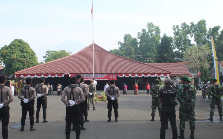 Kepala Staf Korem 071/Wijayakusuma, Letkol Kav Kristiyanto, S.Sos., mewakili Komandan Korem 071/Wijayakusuma Kolonel Inf Dwi Lagan Safrudin, S.I.P., menghadiri Upacara Hari Jadi Kabupaten Banyumas Ke-450, Senin (22/2/2021) di Pendopo Sipanji Pemkab Banyumas, Purwokerto. 