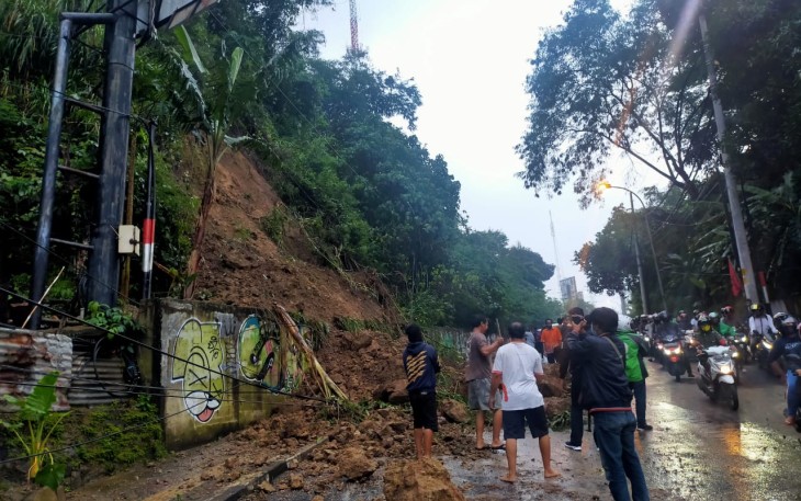 Longsor di jalan Gombel lama, Senin (22/2/21), akibatnya lalulintas yang mengarah ke Semarang dari ngesrep macet total