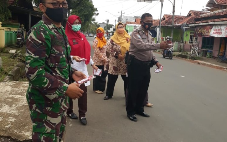 Tim gabungan menggelar operasi penegakan disiplin protokol kesehatan di Jalan Dr. Wahidin, Kelurahan Kauman, Kecamatan Batang, Kabupaten Batang, Rabu (24/2/21) siang. 