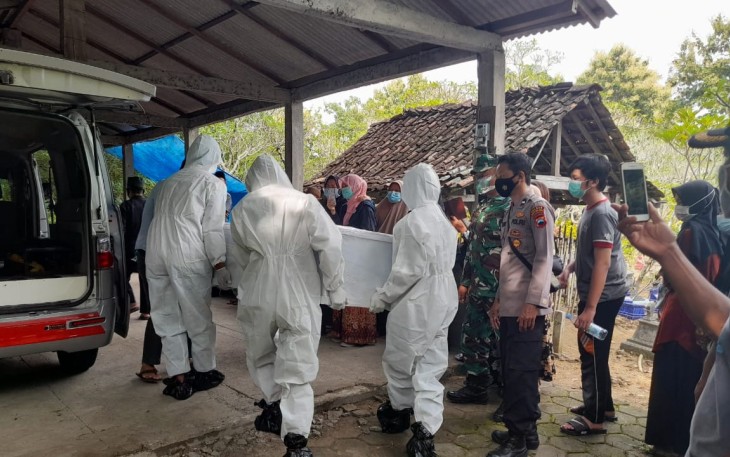 Babinsa Koramil 17 Wonosegoro Kodim 0724/Boyolali Sertu Darmana beserta anggota Bhabinkamtipmas Polsek Wonosegoro Brigadir Haryanto kawal pemakaman warga dengan prosedur protokol kesehatan bertempat di Makam Dukuh Jaragan Desa  Wonosegoro Kecamatan Wonosegoro. Sabtu (28/02).