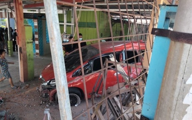 Kondisi Mobil Usai Menabrak Bengkel Las 