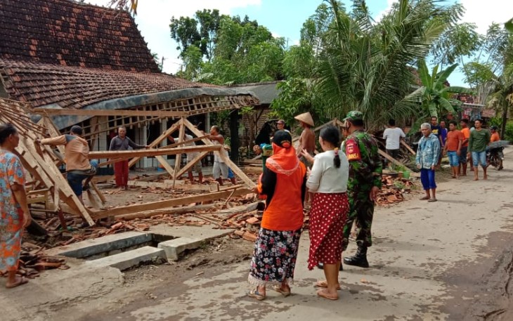 Angin Kencang Robohkan Satu Rumah Warga