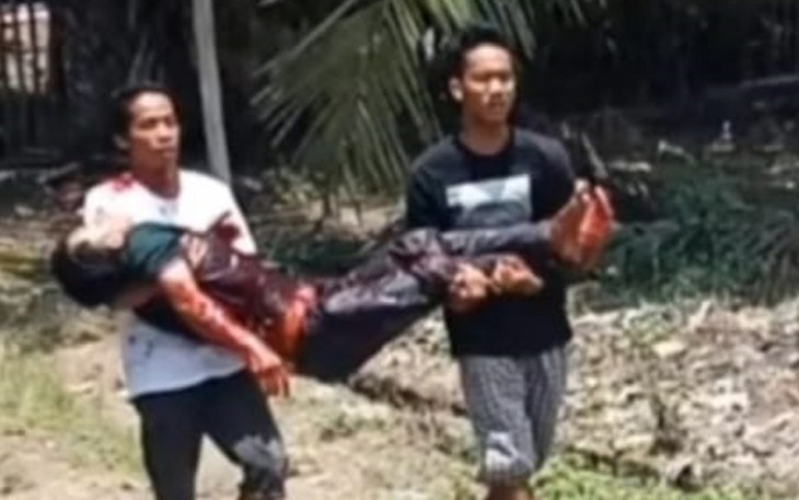 Salah satu korban saat dievakuasi warga