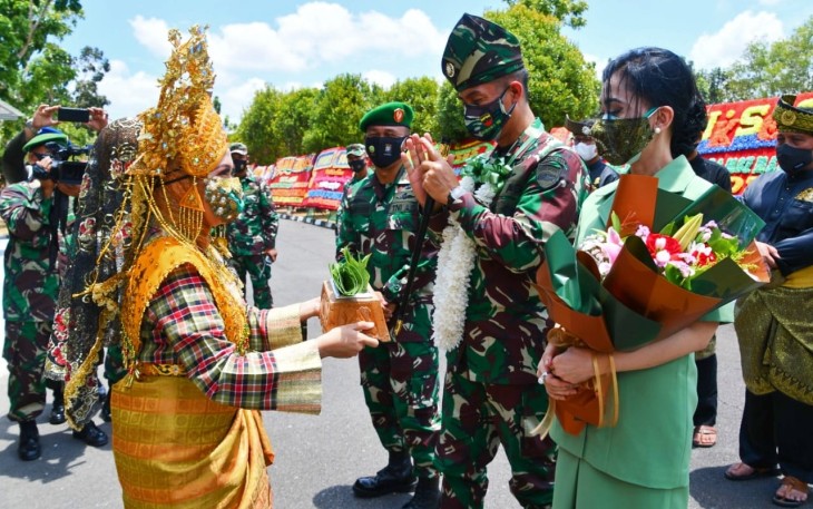 Prajurit dan PNS Korem 033/Wira Pratama Ikuti Acara Tradisi Penerimaan Danrem 033/Wira Pratama