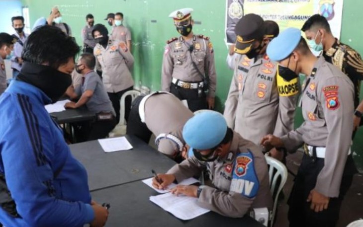 Kapolres Tulungagung Lakukan Pemeriksaan Senjata Api Inventaris Bagi Personel Polres 