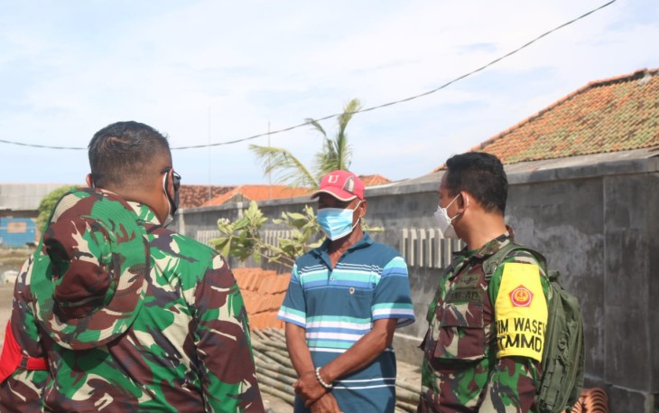 Satgas TMMD Saat Berbincang Dengan Warga