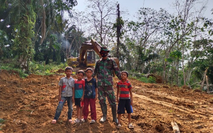Senyum Ceria Anak-Anak, Jadi Penyemangat Personel Kodim 0209/LB Yang Terlibat TMMD