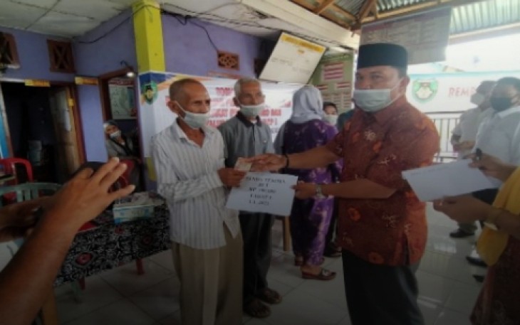 Pemdes Anggut Salurkan BLT DD Untuk 39 KK di Bulan Pertama