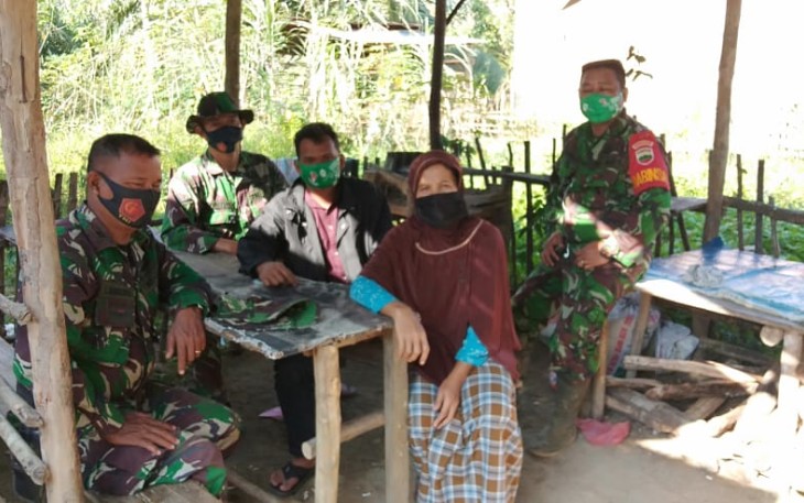 Babinsa Serda Harmadi Memberi Edukasi Kepada Warga Di Sasaran TMMD Ke-110