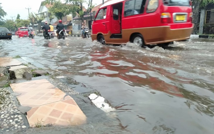 Foto: Genangan Air Di Lokasi Pasca Hujan Deras Mengguyur Wilayah Kecamatan Purwakarta Kabupaten Purwakarta.