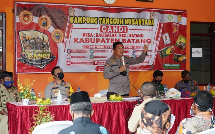 Kabid Humas Polda Jateng, Kombes Pol. Iskandar bersama jajarannya mengunjungi dua titik lokasi PPKM Sekala Mikro di Kabupaten Batang, tepatnya di Polres Batang. Serta mengecek kesiapan Posko Siaga Covid 19, dalam Tanggap darurat yang berada di Desa Kalisalak, Kabupaten Batang, Jawa Tengah, Senin (1/3/2021).