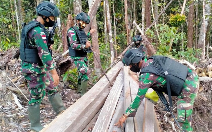 Satgas Pamtas Yonif 407/Padma Kusuma, menemukan sekaligus mengamankan puluhan batang kayu yang diduga kuat hasil pembalakan liar di hutan lindung. Tepatnya berada di wilayah Kecamatan Ketungau Hulu.