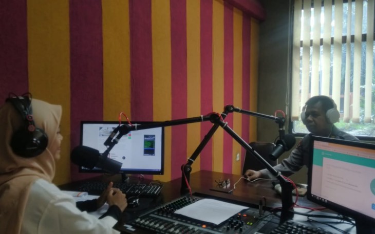 Humas Polres Pekalongan Kota  Polda Jawa Tengah memberikan sosialisasi di Radio Kota Batik Pekalongan 91,2 M yang dilakukan Selasa, (02/03/2021). 