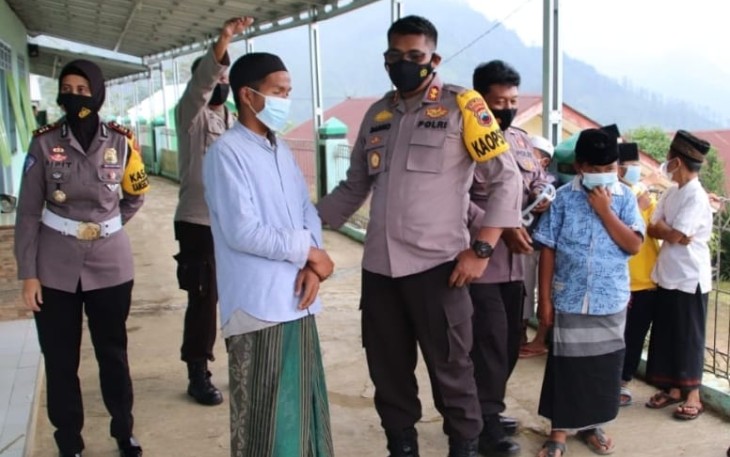 Kapolres Pekalongan AKBP Darno, S.H., S.I.K bersama dengan Wakapolres Pekalongan Kompol Andis Arfan Tofani, S.H., M.H., dan Pejabat Utama (PJU) Polres,  siang tadi  menyerahkan bantuan sembako kepada warga Pondok Pesantren At-taufiqy Petungkriyono Desa Yosorejo Kecamatan Petungkriono Kabupaten Pekalongan, Kamis (4/3/2021)