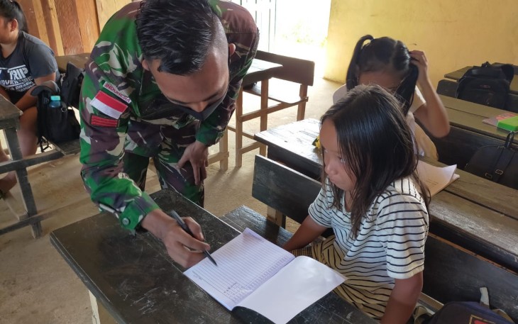 Satuan Tugas Pengaman Perbatasan RI-Malaysia Yonif 407/Padmakusuma, membantu Guru diperbatasan untuk mengajar murid-murid di SD Mini Sei Tekam Desa Sei Tekam, Kec. Sekayam, Kab. Sanggau, Kalbar (04/03/21)