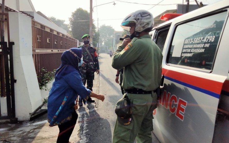 Babinsa Kelurahan Kratonan Koramil 03 Serengan Kodim 0735 Surakarta Sersan Mayor (Serma) Yudhi Widianto bersama Lurah (Diah Widiastuti, SE) dan Linmas (Tri Wahyu) mengantar warga Kratonan untuk melaksanakan Swab di Rumah Sakit Bung Karno