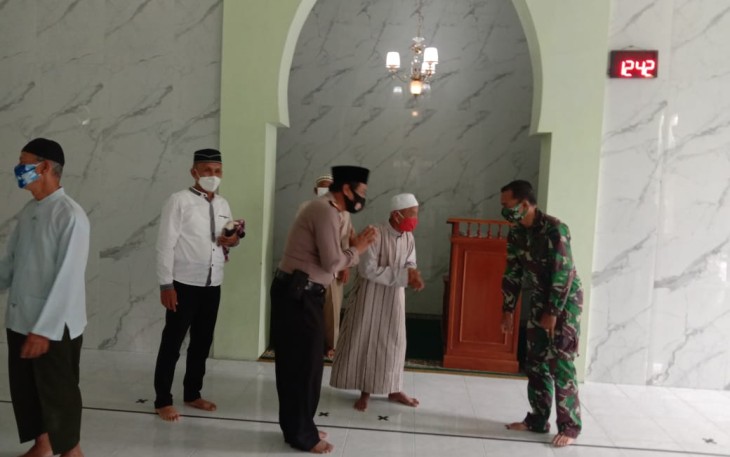 Komandan Koramil 03/Serengan Kodim 0735 Surakarta Kapten Inf Tri Sakti K dan Kapolsek Serengan Kompol Suwanto SH beserta jajarannya terus mempererat tali silaturahim dengan para tokoh Agama dengan cara Sholat Jum'at berjama'ah yang bertempat di Masjid Baitussalam