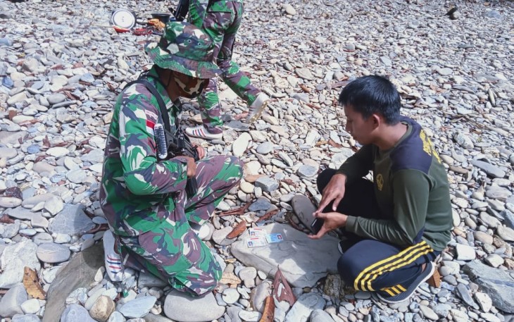 Satgas Pamtas RI-MLY Yonif 407/PK bersama Tim TNBK saat melaksanakan patroli gabungan di Taman Nasional Betung Kerihun.