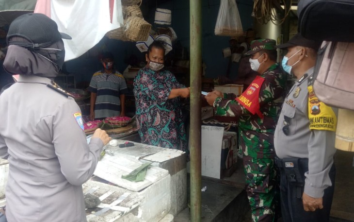 Babinsa Koramil 04/Jebres Kodim 0735/Surakarta Serma Samsuri bersama  Polsek Jebres melaksanakan operasi yustisi untuk menerapkan protokol kesehatan serta pembagian masker di Pasar Ledoksari Kelurahan Purwodiningratan Kecamatan Jebres Surakarta, Minggu (7/03/ 2021)