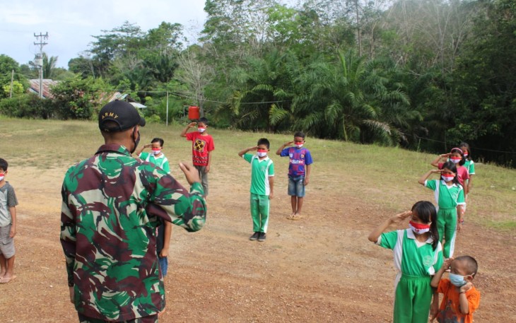 Satgas Pamtas RI-MLY Yonif 407/PK Pos Sei Tekam memberikan bantuan tenaga pendidik dengan mengajarkan tata cara Peraturan Baris Berbaris (PBB) yang baik dan benar kepada siswa SDN 25 Perimpah yang berada di Dusun Sei Amplas, Desa Sei Tekam, Kecamatam Sekayam, Kabupaten Sanggau, Kalimantan Barat. Rabu (10/03/2021).