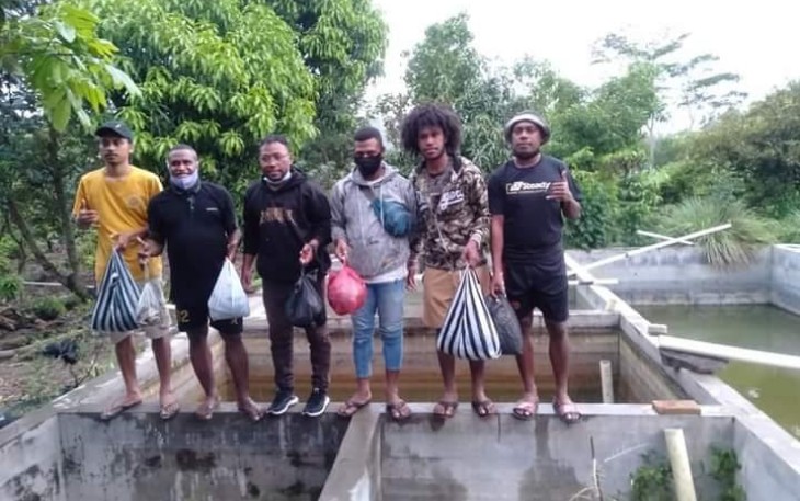 mahasiswa Papua ikut pelatihan dan panen ternak lele