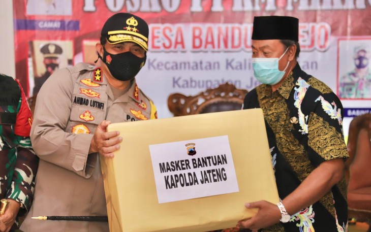 Kapolda Jateng Irjen. Pol. Drs. Ahmad Luthfi S.H, S.ST., M.K.,memberikan bantuan masker untuk Posko PPKM MICRO Kabupaten Demak