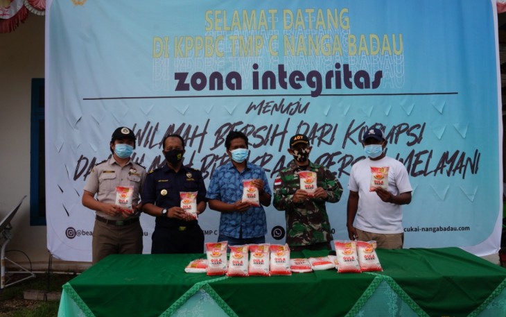 Satgas Pamtas RI-Malaysia Yonif 407/Padmakusuma menyerahkan barang bukti penyelundupan berupa 20 Kg Gula ilegal merek CSR Made in Malaysia kepada pihak Bea Cukai Nanga Badau, Kabupaten Kapuas Hulu, Provinsi Kalimantan Barat.