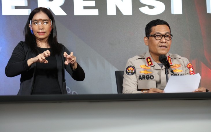 Kadiv Humas saat memberikan keterangan dengan Media