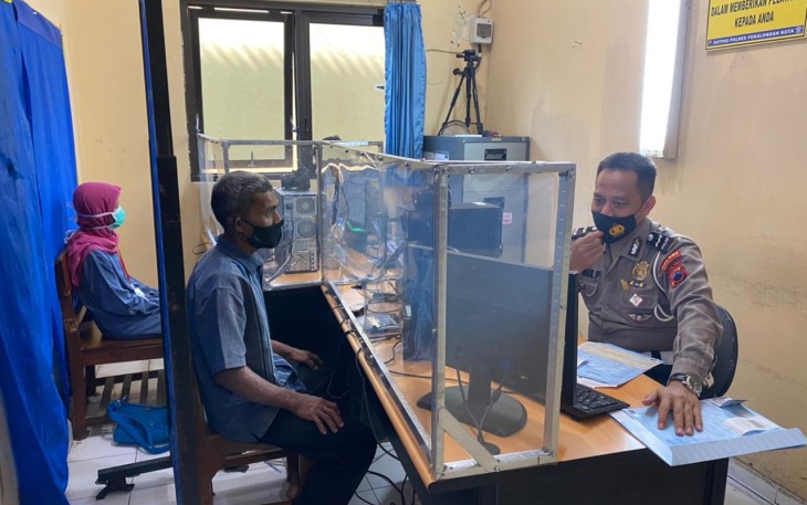 Satpas 1426 Polres Pekalongan Kota Polda Jateng menerapkan ketentuan standar prokes tersebut secara ketat bagi para pemohon SIM, baik itu untuk perpanjangan maupun pemohon baru.